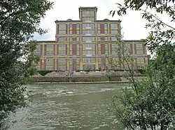 Собор шоколадной фабрики в Нуазьеле (Сена и Марна, Франция) вид с реки Марна)