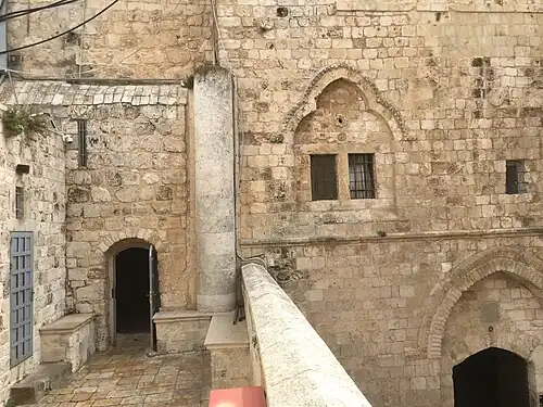 Вход в горницу с балкона второго этажа здания, справа внизу вход в синагогу к гробнице Давида