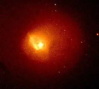 Рентгеновское изображение c телескопа Чандра, показывающее горячую среду внутри скопления, с температурой в несколько десятков миллионов градусов по Кельвину.