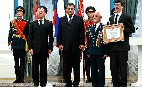 Вручение президентом представителям города грамоты о присвоении почётного звания