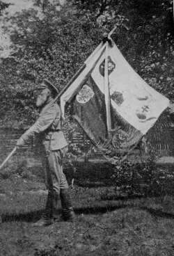 Прапорщик Ярослав Г(Х)ейдук (Jaroslav Heyduk) со знаменем части