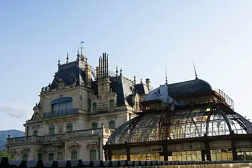 Одна из угловых башен комплекса