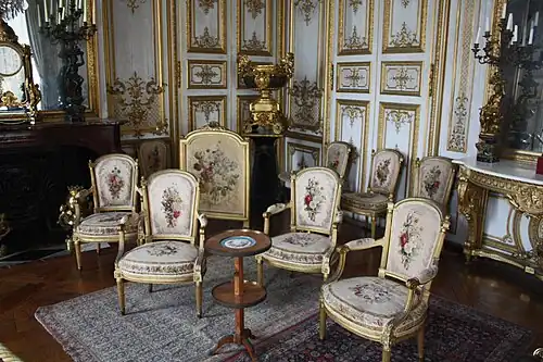 Обстановка «Музыкального салона» дворца Шантийи