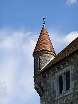 башенкой бартизаной на квадратной башне