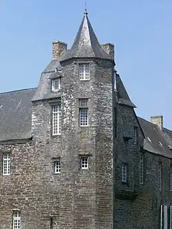 Шестиугольная башня в юго-западном углу