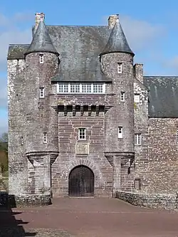 Ворота в башне, ведущие в замок