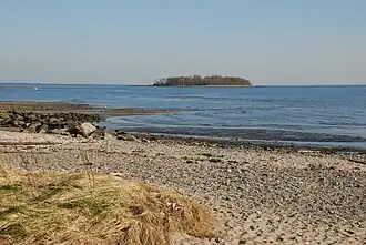 Вид на остров Чарльз с берега