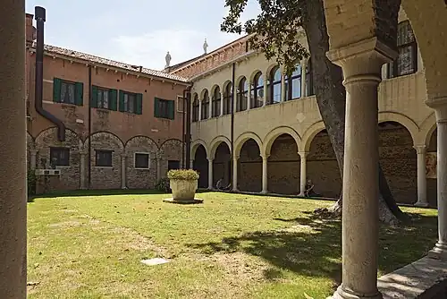Кьостро (монастырский двор) церкви.