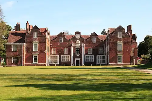 Бывший загородный дом Уайтпол-хаус (англ. Withipoll House) теперь находится в черте города Ипсуич (Англия)