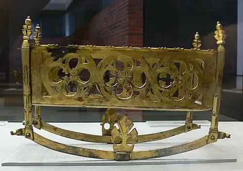 Колыбель на изогнутых опорах продольного качания из меди с позолотой. XV век. Музей в Берлине[какой?]