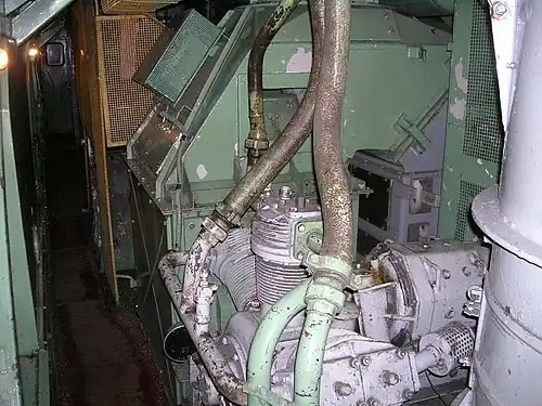 Мотор-компрессор и блок охлаждения трансформатора в электровозе ЧС4. Справа виден мотор-вентилятор