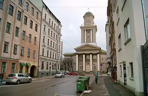 Вид вдоль улицы