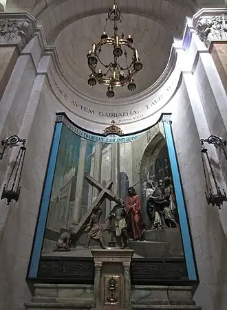 Внутренний вид: Возложение креста над алтарем