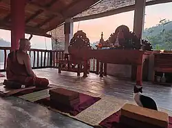 Бханте Нянасиха Ракване тхера перед алтарём монастыря Читтавивека