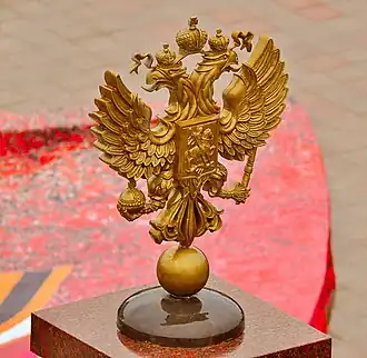 Изображение герба России на вершине колонны