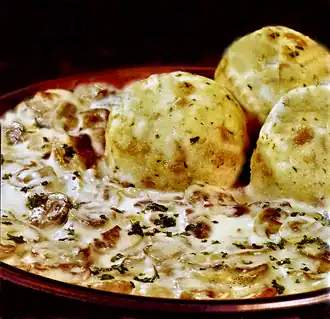 Румынская чулама с грибами и клёцками