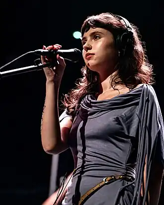 Clairo во время выступления в The Fonda Theatre, Калифорния 2024 год