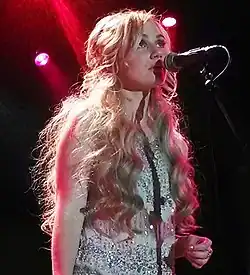 Боуэн в 2014 году на концерте в рамках гастролей сериала «Нэшвилл».