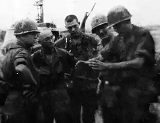 Командир роты D первый лейтенант Кларк Уэлч (крайний справа) объясняет ситуацию 16 октября старшим офицерам