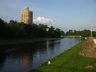 Сходненский деривационный канал. Вид на восток с улицы Свободы (2013)