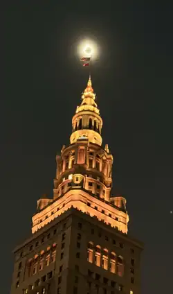 Полное затмение в Кливленде (на переднем плане — Terminal Tower)