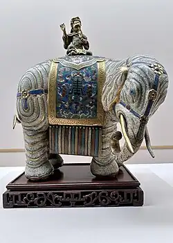 Сосуд для вина (цзунь) в форме слона с погонщиком, выполненный в технике перегородчатой эмали. Династия Цин (1644—1911). Шанхайский музей на Народной площади.