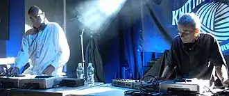 Ханс-Йоахим Роделиус (слева) и Дитер Мёбиус (справа) выступают как Cluster в Нью-Йорке, 2008 год.