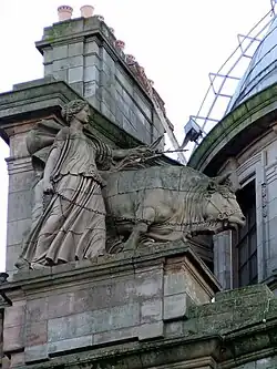 Деметра с быком на здании Клайдпорт-билдинг в Глазго