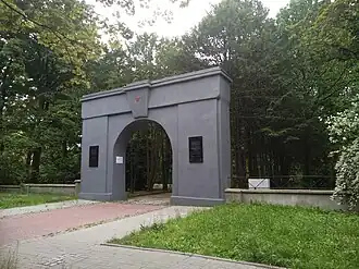 Арка-вход на кладбище