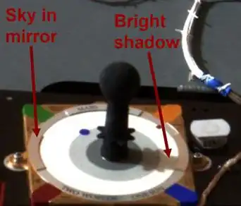 MarsDial марсохода «Спирит» с указанием на зеркальную секцию с отражением марсианского неба (англ. Sky in mirror) и на отбрасываемую тень (англ. Bright shadow)