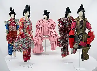 Одежда Comme des Garçons в экспозиции Метрополитен-музея в Нью-Йорке
