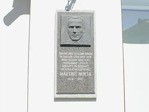 Мемориальная доска М. Нукше в Риге