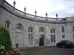 Шато Коммерси, двор