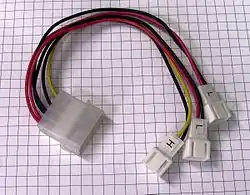 Кабель-адаптер для подключения питания вентиляторов, взамен отсутствующих/недостающих разъёмов. При этом теряется возможность контроля скорости вращения крыльчатки вентилятора, так как подключается только питание вентилятора, без сигнального провода с тахометра.
