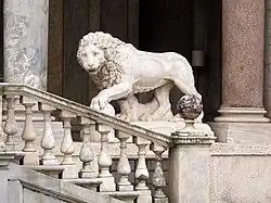 Один из двух львов садового фасада виллы