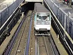 Состав модели MP 73 спускается в тоннель в сторону Пляс д'Итали