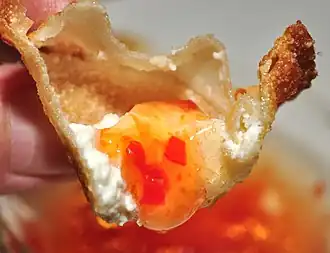 Хрустящая корочка рангуна с начинкой из сливочного сыра и соуса