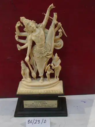 Изображение Ваманы-Тривикрамы из слоновой кости. Из коллекции Национального музея ремёсел[англ.] в Нью-Дели.