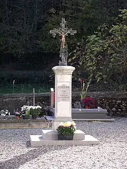 Крест на кладбище