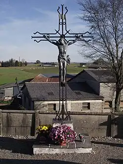 Крест на кладбище