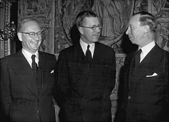 Густав Расмуссен (справа) на аудиенции 11 мая 1946 года у   Густава Адольфа