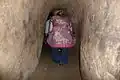 Туристы входят в тоннель