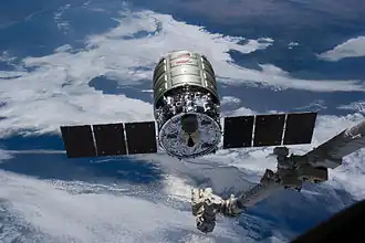 Cygnus CRS Orb-2 около МКС перед захватом манипулятором «Канадарм2»