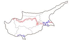 Северная часть острова в настоящее время не контролируется Республикой Кипр, так как де-факто находится под контролем Северного Кипра. Красным выделена буферная зона ООН, а синим — зона суверенных баз Великобритании.