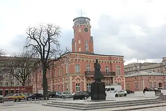 Ратуша и памятник Пилсудскому