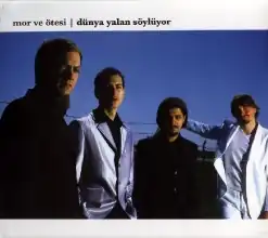 Обложка альбома Mor ve Ötesi «Dünya Yalan Söylüyor» (2004)