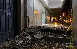 Обломки на тротуаре в Гуаякиле