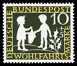 Девочка отдаёт ребёнку свою телогрейку