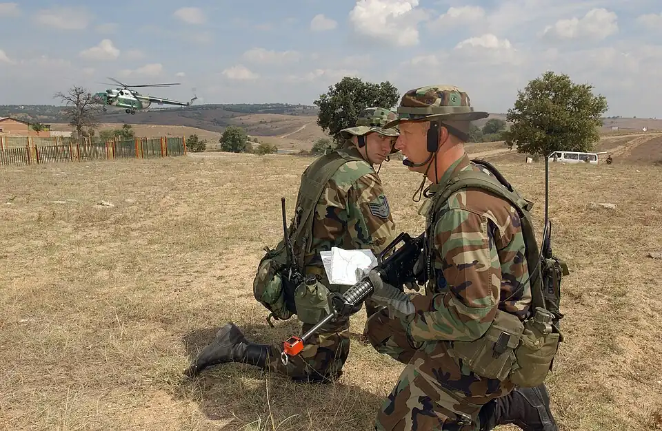 Лейтенант (LT) ВВС США (USAF) Майкл Джуэл и старший сержант (SSGT) Марк Хоуси из 786-й эскадрильи сил безопасности (SFS) руководят вертолетными операциями в ходе совместных учений по спасению беженцев силами специального назначения Франции, Великобритании и Болгарии (BG) во время учений Cooperative Key 2003 в Болгарии (BG). Учения Cooperative Key 03 призваны содействовать оперативному диалогу между Организацией Североатлантического договора (НАТО) и странами-партнерами.