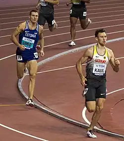 Никлас Кауль на пути к итоговой победе. За ним — лидер после 9 видов Майсел Уйбо